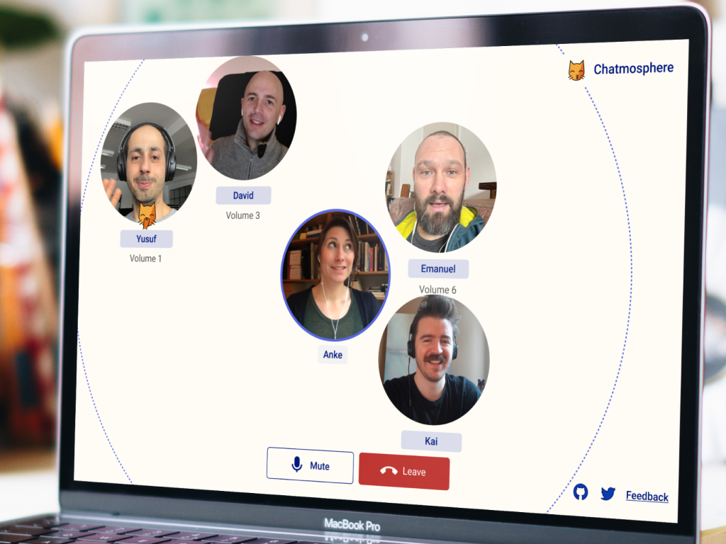 Laptopbildschirm, auf dem ein Videocall mit Chatmosphere zu sehen ist