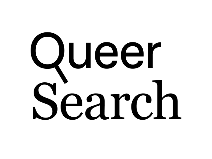 Logo von QueerSearch: Weißer Hintergrund, davor schwarze Schrift: Ein serifenloses "Queer" und ein "Search" mit Serifen darunter.