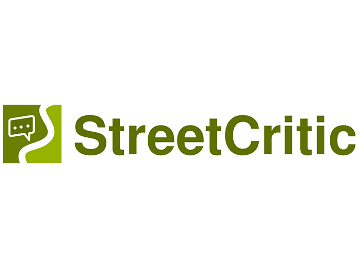 Logo von StreetCritic: Eine weiß angedeutete Straße durchkreuzt ein grünes Feld, an der Straße prangt ein Nachrichten-Symbol. Rechts daneben der Schriftzug StreetCritic.