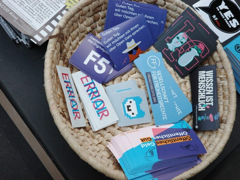 Foto von Stickern in einer Schale: Neben Prototype Fund Stickern auch von JugendHackt, Frag den Staat, Bündnis F5, Gesellschaft für Freiheitsrechte und Wikimedia Deutschland.