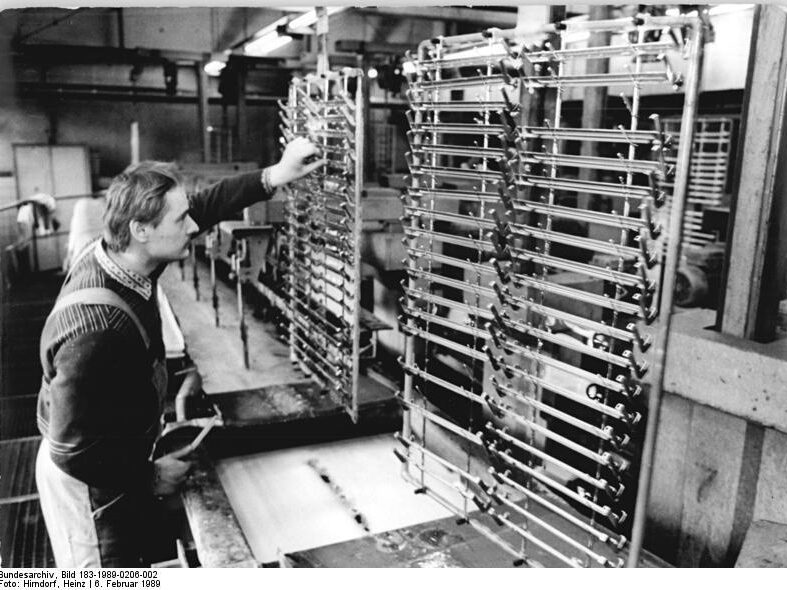 Schwarz-Weiß-Foto eines Mannes im Galvanikbereich des Erfurter Robotron Büromaschinenwerk