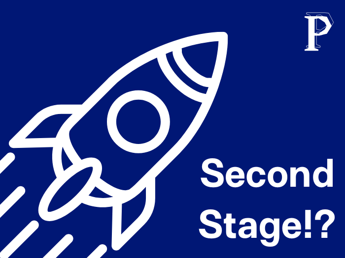 Sharepic: Blauer Hintergrund, darauf auf weiß eine Zeichnung einer Rakete. Oben Rechts in der Ecke ein weißes Prototype Fund Logo, darunter der Schriftzug "Second Stage!?"