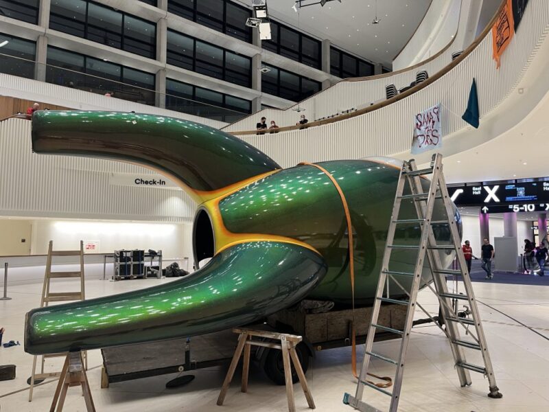 Die Fairy Dust, eine Rakete & Wahrzeichen des Chaos Computer Clubs, wird offenkundig abgebaut. Eine Leiter und Tapeziertische sind zu sehen, im Hintergrund das Congress-Center Hamburg (CCH).