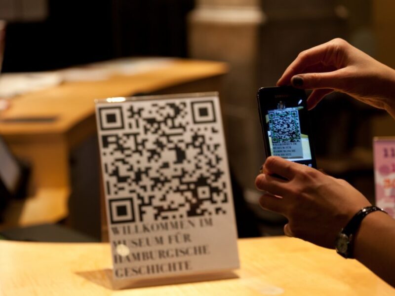 QR Code des Museum für Hamburgische Geschichte wird von einem Handy gescannt