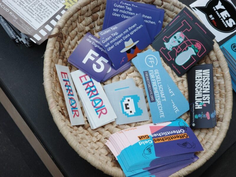 Foto von Stickern in einer Schale: Neben Prototype Fund Stickern auch von JugendHackt, Frag den Staat, Bündnis F5, Gesellschaft für Freiheitsrechte und Wikimedia Deutschland.