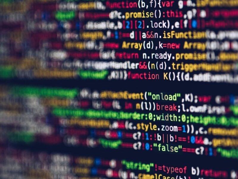Source-Code in verschiedenen Farben auf schwarzem Hintergrund