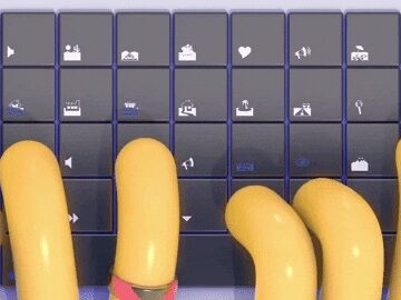 Finger tippen auf Tastatur